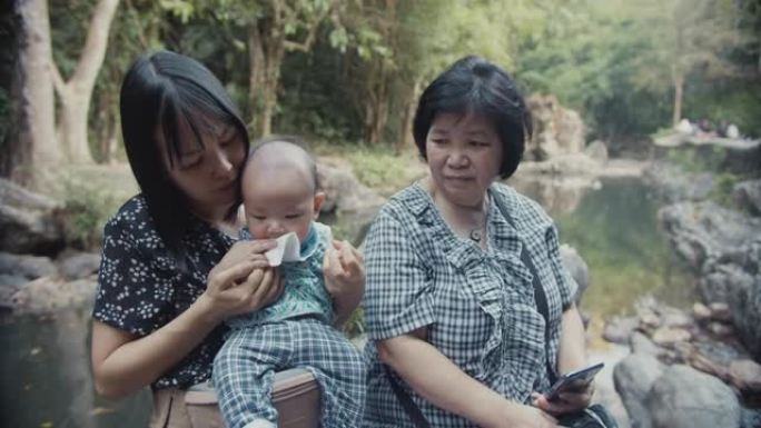 快乐的亚洲家庭在瀑布旅行