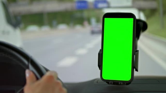 LD女人在智能手机上导航时在高速公路上行驶
