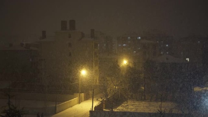 午夜时分，雪落在街上