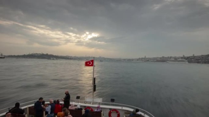 日落天空伊斯坦布尔市著名渡轮顶级游乐设施全景4k延时土耳其