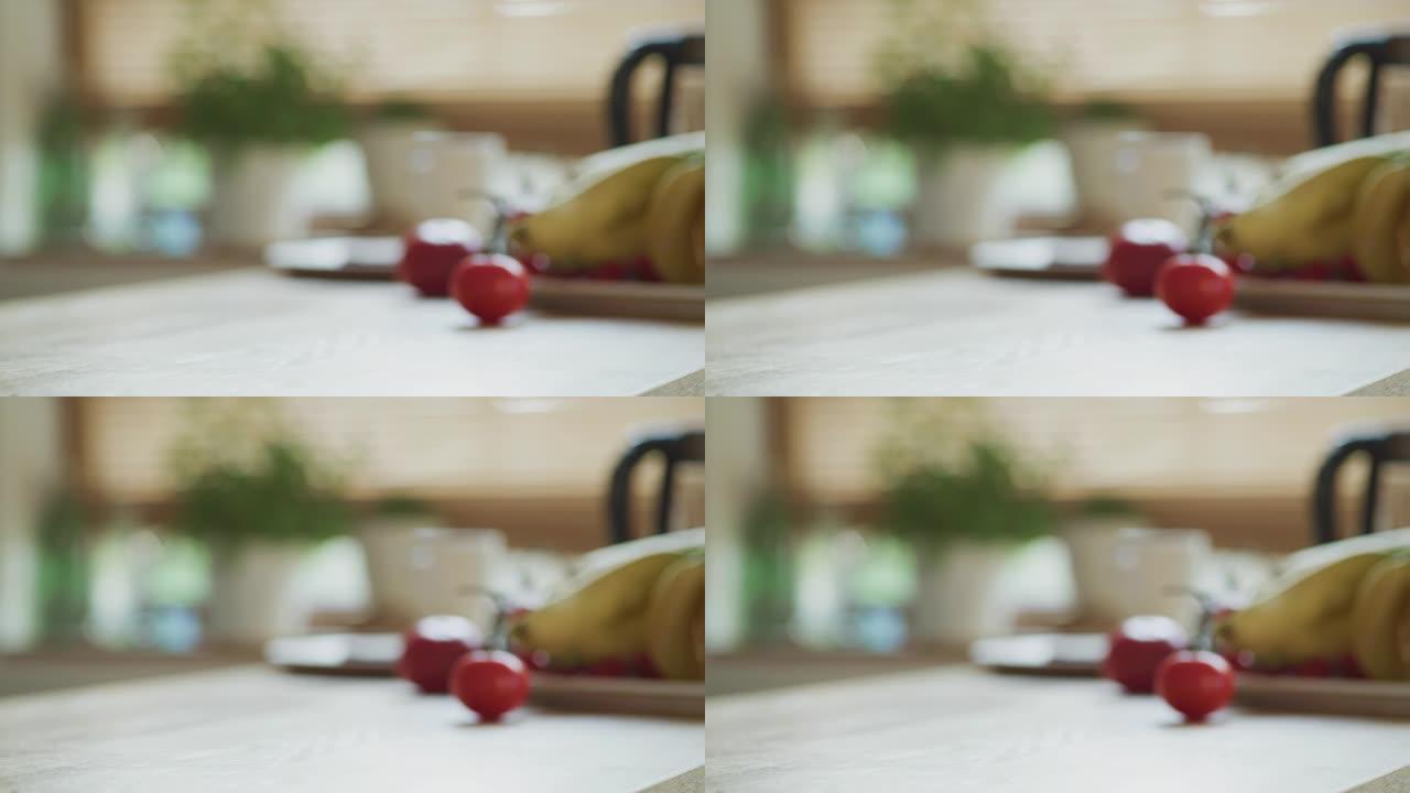 厨房柜台的特写。背景中的樱桃和香蕉