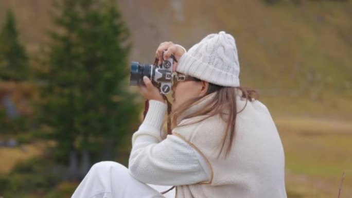 拍摄山景的妇女假日休闲女孩拍照