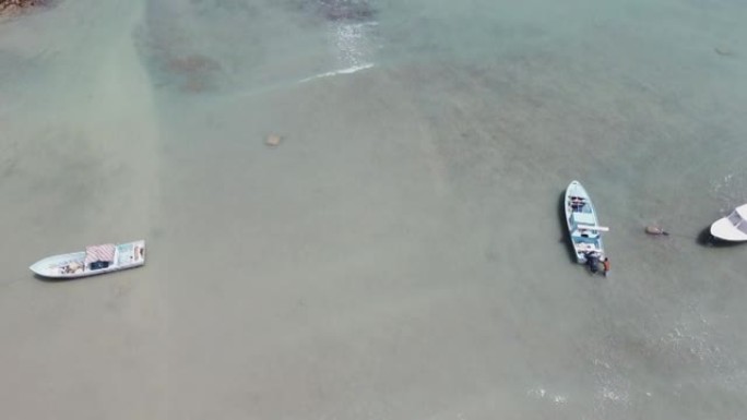 空中无人机拍摄了Zihuatanejo附近的浅滩