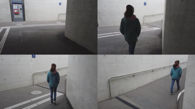 年轻女孩在火车站的台阶上行走