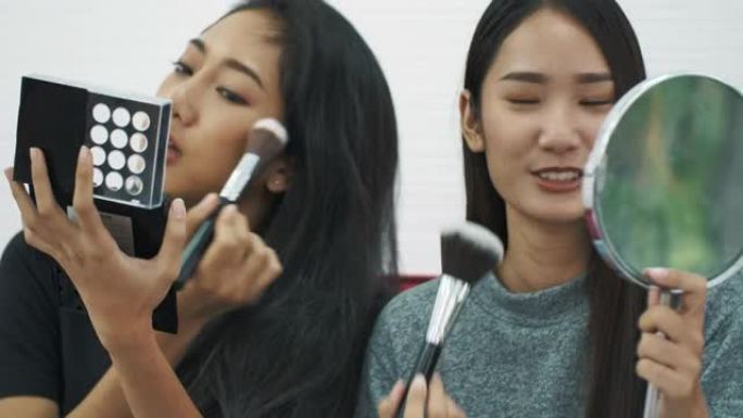 两名亚洲女性在家化妆
