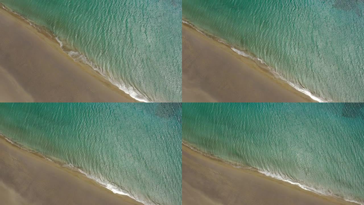 空中无人机拍摄了一条沙质海岸线附近的道路