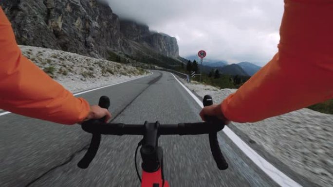 POV观点赛车自行车骑在多洛米蒂的塞拉山口