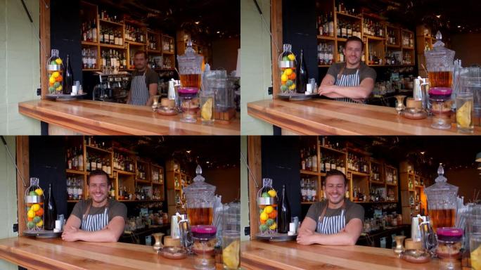 快乐的拉丁美洲调酒师在酒吧工作，靠在柜台上面对相机微笑