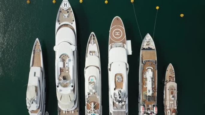 一排豪华超级游艇停泊在法国蔚蓝海岸昂蒂布的沃邦港。