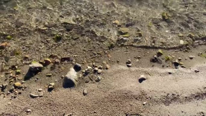 特写日落阳光明媚的海滩波浪海边波浪阳光闪耀闪亮的阳光水多风的海洋冲浪电流湖反射