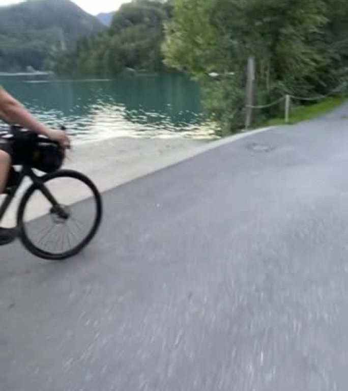骑自行车的人沿着湖岸骑行
