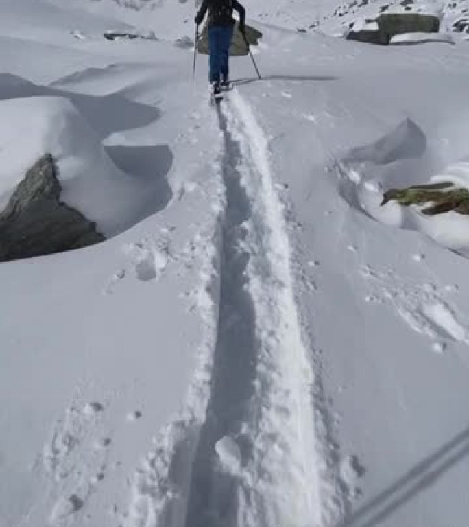 滑雪板上雪地徒步旅行者的第一人称视角