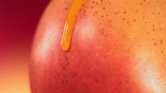 一滴芒果汁从成熟多汁的芒果王表面流下。慢动作