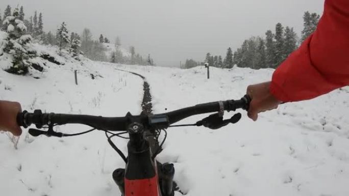 白雪皑皑森林步道上的e山自行车第一人称视角