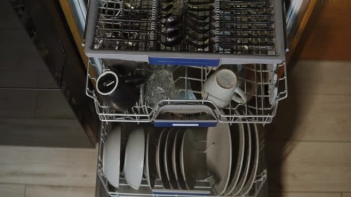 带干净碗碟的开放式洗碗机。一个有用的厨房工具。