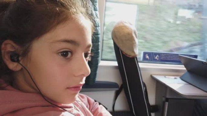 一个年轻女孩坐火车听音乐的细节镜头