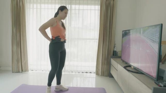 在虚拟轨道上跑步的女人。未来体育锻炼在线课堂健身房在家与虚拟现实体验。
