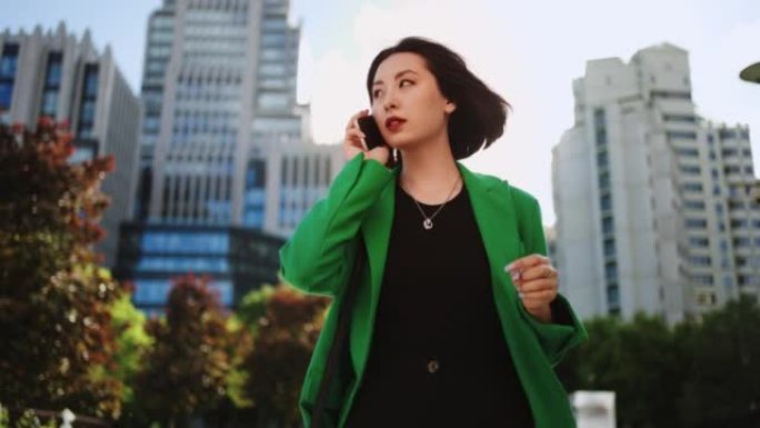 走在现代中国城市，在街上通过电话打来的亚洲美女肖像