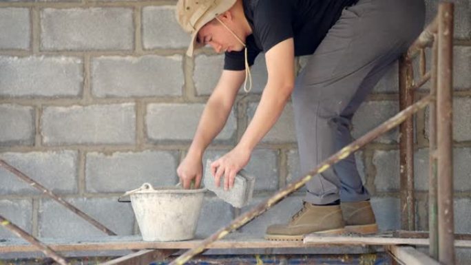 建筑商用砖和水泥建造房屋。