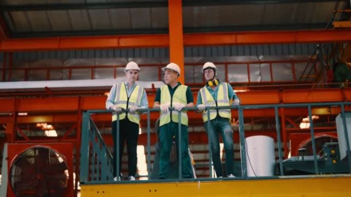 三个工厂工人一起讨论工作场所的生产过程