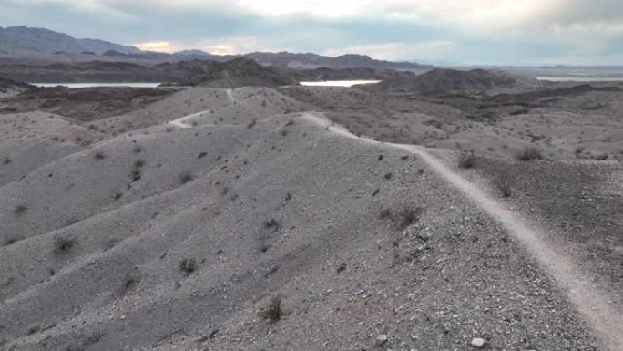 沿着沙漠路径的山地车手的鸟瞰图