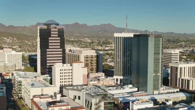 亚利桑那州图森市中心的塔楼望向群山
