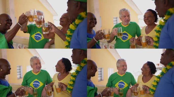 资深朋友敬酒庆祝巴西足球队在家中获胜