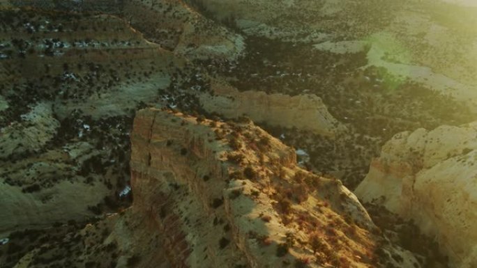 犹他州魔鬼峡谷的雪和阳光