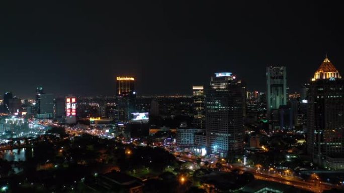 曼谷市中心夜间飞行在交通街上空中全景4k泰国