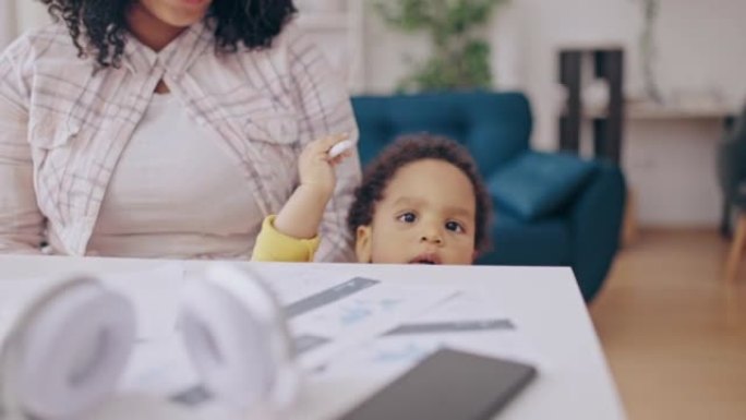 可爱的非洲裔美国男婴玩笔，阻止妈妈工作