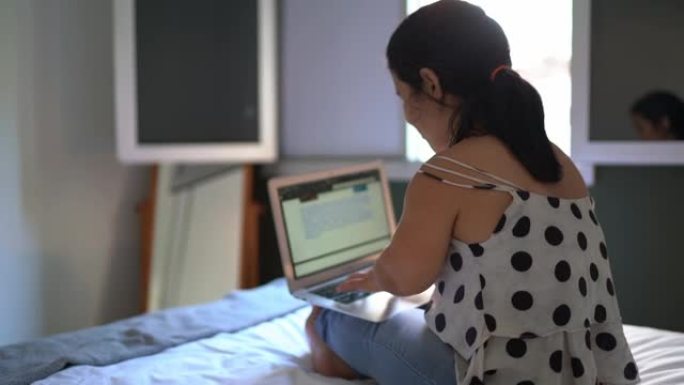 患有侏儒症的妇女在家中使用笔记本电脑工作或学习