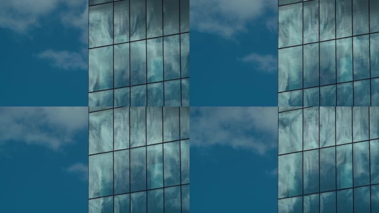 映照蓝天的玻璃摩天大楼