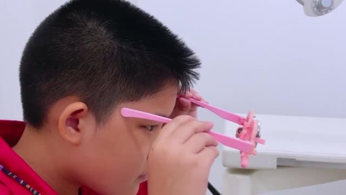 亚洲男孩有视力问题近视症状