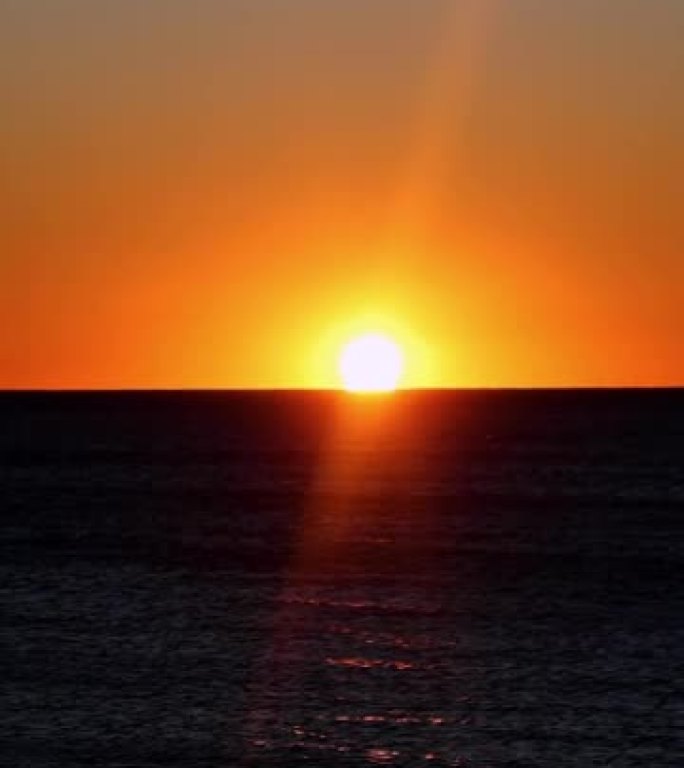 日落时的地中海景观: 太阳着火