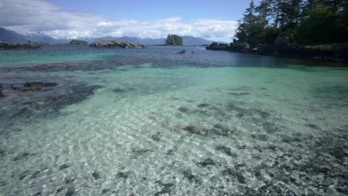 空中无人机拍摄了海湾岸边的浅水区