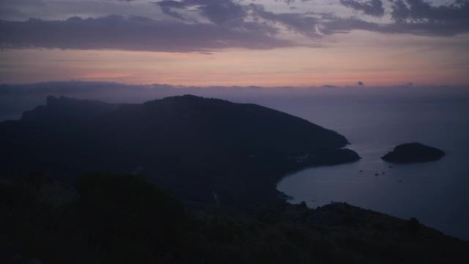 无人机可以看到海边美丽的悬崖边，浪漫的日落