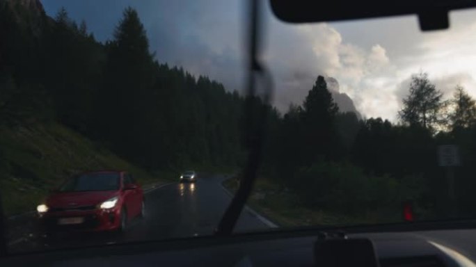 POV汽车在雨中行驶: 山口天气恶劣