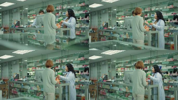 年轻的药剂师在药房帮助一名高级妇女