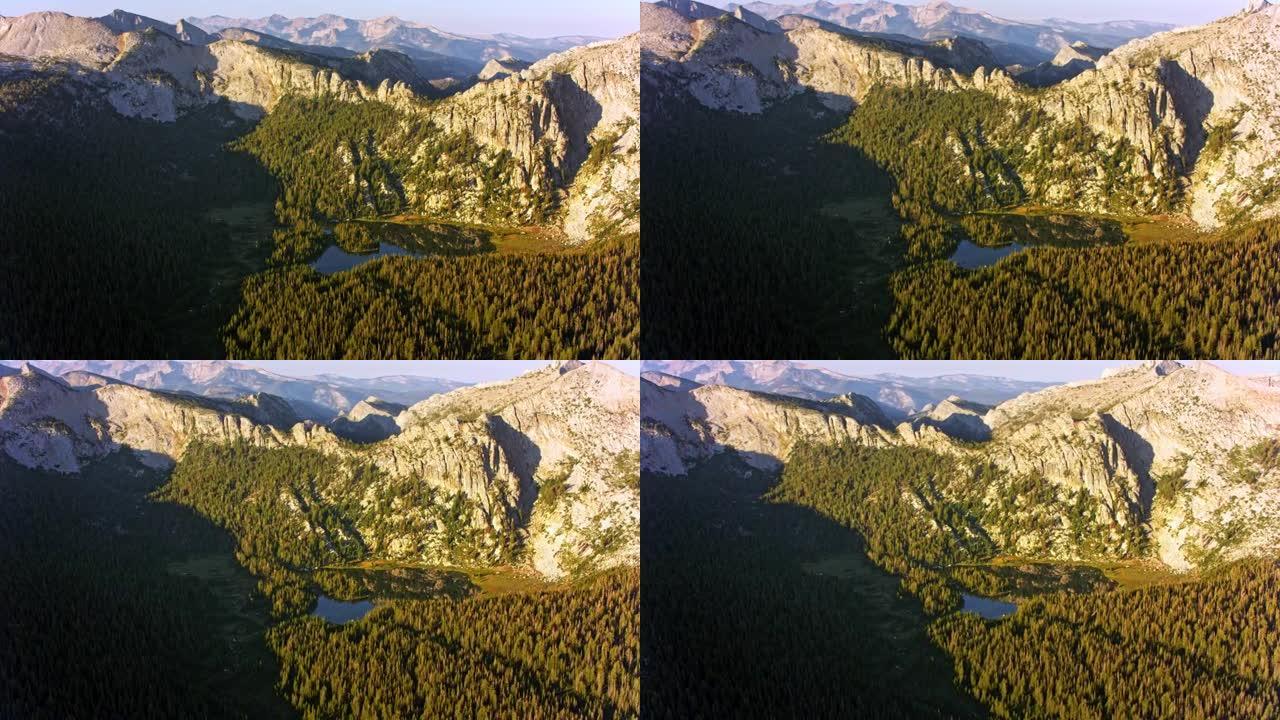 加利福尼亚州早晨太阳的优胜美地国家公园的空中山湖