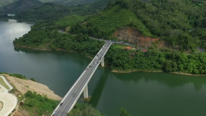 河流水上桥梁的鸟瞰图