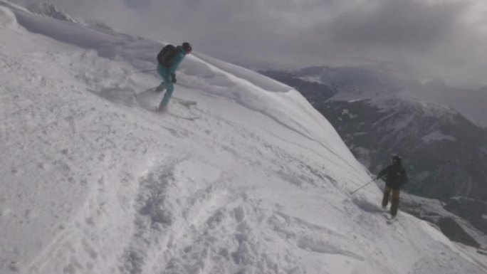 一名滑雪者从白雪皑皑的山坡上下来拍摄后