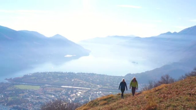 在瑞士阿尔卑斯山徒步旅行的成熟夫妇的空中视角