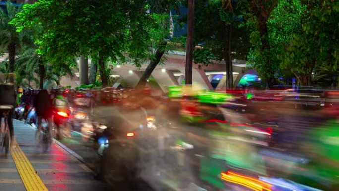 雅加达城市夜间照明著名繁忙的摩托交通街边延时全景4k印度尼西亚