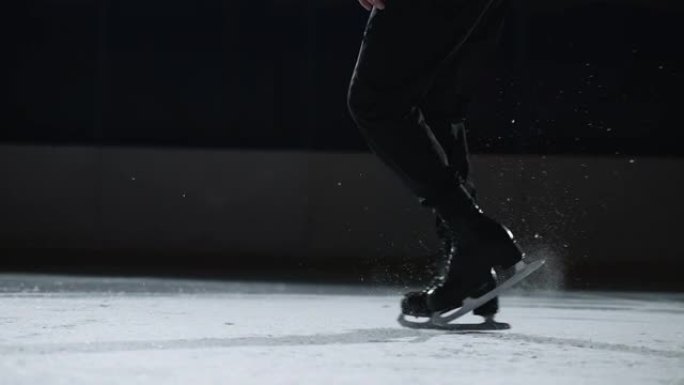 运动员在冰上跳舞，在溜冰场上执行步骤顺序，脚的特写镜头，站在脚趾镐和冰刀上
