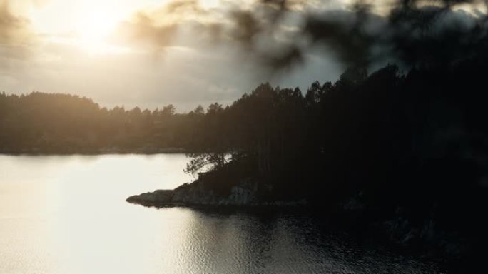 挪威的户外风景: 日落时的湖泊景观