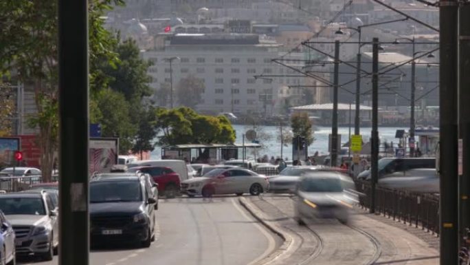 阳光灿烂的一天伊斯坦布尔市中心著名的海湾交通街电车线全景4k延时土耳其