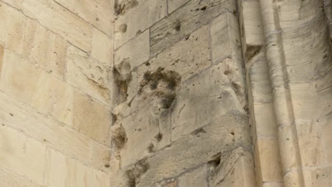 古老的古董教堂墙上的弹痕。孔