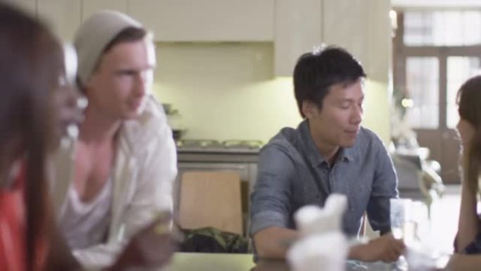 朋友聚集在酒吧餐厅喝酒