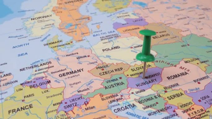 匈牙利-世界地图上带有绿色图钉的旅行概念。地图上的定位点指向匈牙利首都布达佩斯。