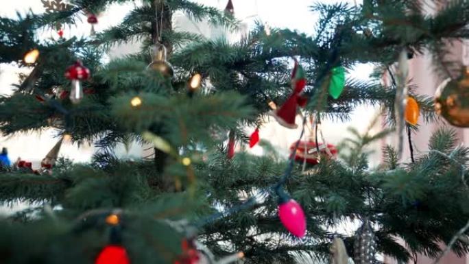 用球和灯装饰的发光圣诞树
